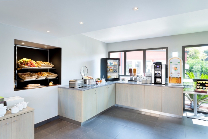 Imagen del bar/restaurante del Hotel Cela Canet Europa. Foto 4