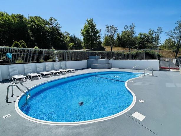 Imagen de la piscina del Hotel Celebrity Inn, Branson. Foto 12