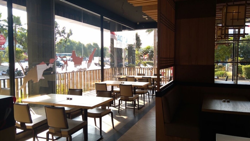 Imagen del bar/restaurante del Hotel Celecton Blue Cikarang. Foto 4