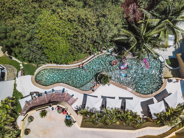 Imagen de la piscina del Hotel Celeste Beach Residences Huatulco Curamoria Collection. Foto 19