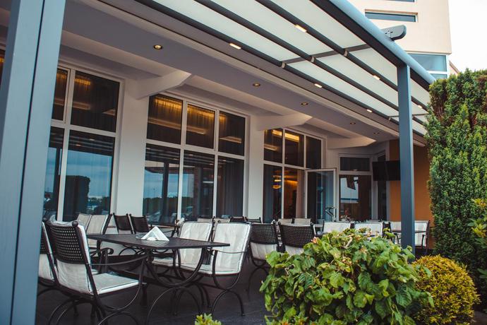 Imagen de los exteriores del Hotel Celly. Foto 7