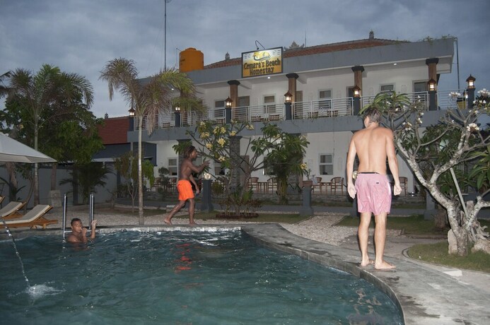 Imagen de la piscina del Hotel Cemara's Beach Homestay. Foto 17
