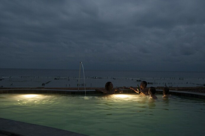 Imagen de la piscina del Hotel Cemara's Beach Homestay. Foto 18