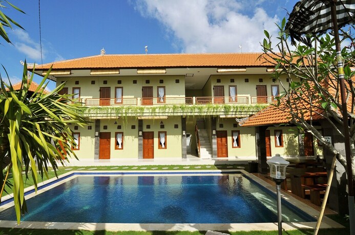 Imagen de la piscina del Hotel Cempaka Mas Guesthouse. Foto 27