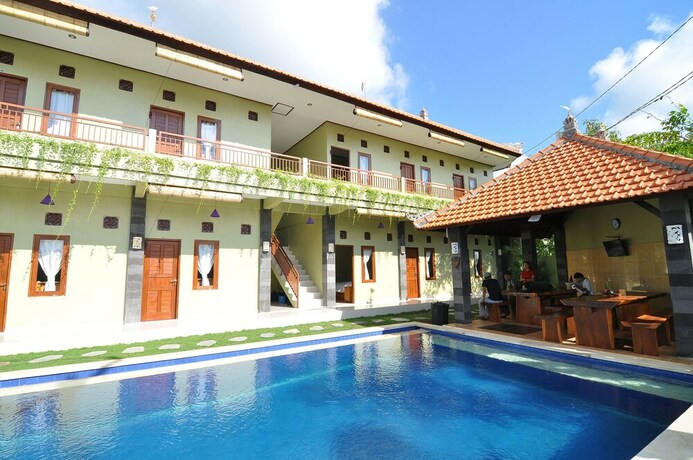 Imagen de la piscina del Hotel Cempaka Mas Guesthouse. Foto 28