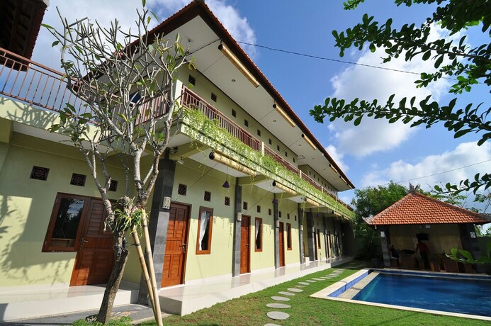 Imagen de la piscina del Hotel Cempaka Mas Guesthouse. Foto 29