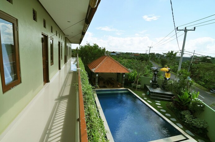 Imagen de la piscina del Hotel Cempaka Mas Guesthouse. Foto 31