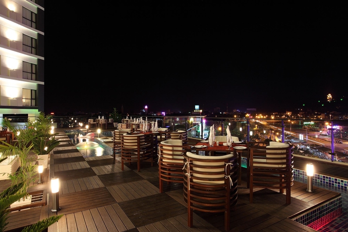 Imagen del bar/restaurante del Hotel Cendeluxe - Managed By H and K Hospitality. Foto 1