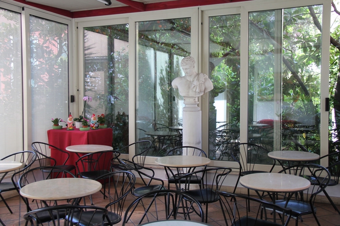 Imagen de los exteriores del Hotel Center 3. Foto 15