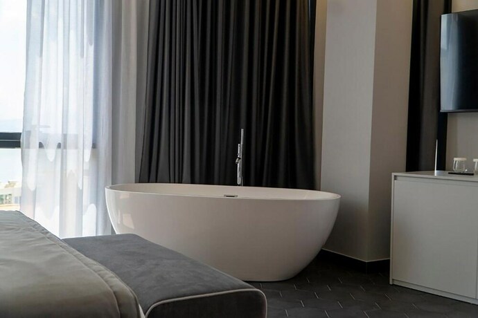 Imagen general del Hotel Center, Gjasht&euml;. Foto 10