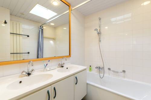 Imagen de la habitación del Hotel Center Parcs Bispinger Heide. Foto 10