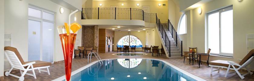 Imagen de la piscina del Hotel Centr&aacute;l, Nyiregyhaza. Foto 17