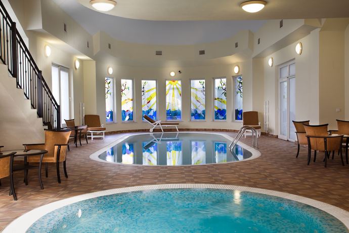 Imagen de la piscina del Hotel Centr&aacute;l, Nyiregyhaza. Foto 19