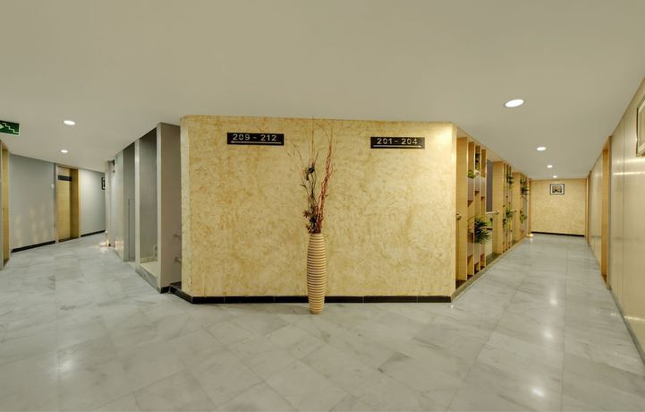 Imagen de los interiores del Hotel Central Beacon Surat. Foto 17