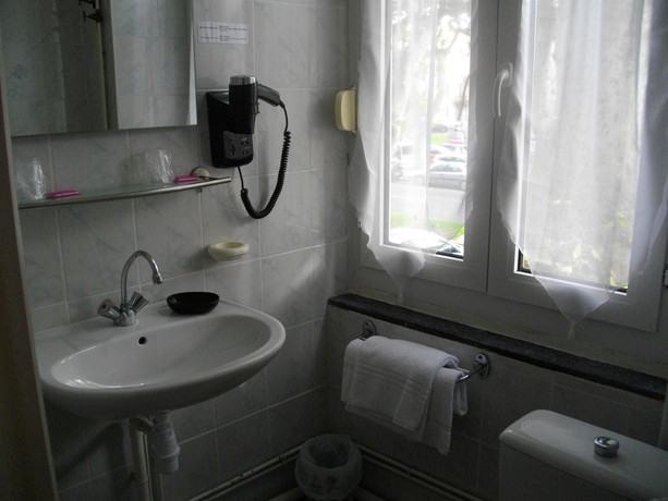 Imagen de la habitación del Hotel Central, Carcassonne. Foto 13