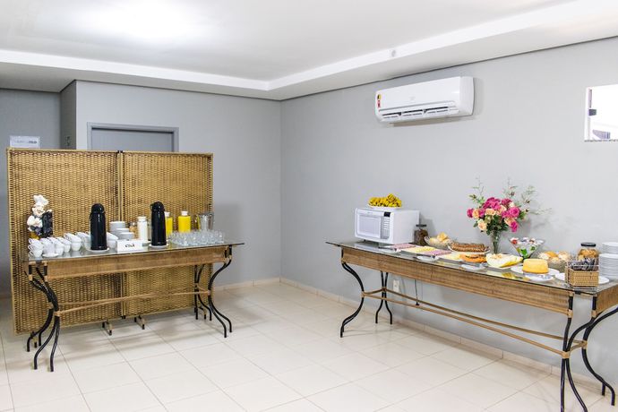 Imagen del bar/restaurante del Hotel Central De Lins. Foto 4