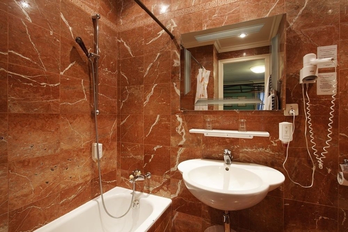 Imagen de la habitación del Hotel Central, Ginebra. Foto 9