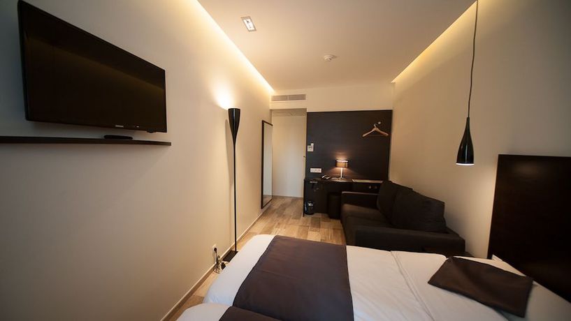 Imagen de la habitación del Hotel Central, Nimes. Foto 2