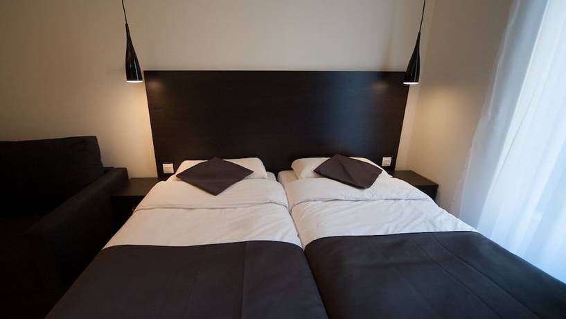 Imagen de la habitación del Hotel Central, Nimes. Foto 4
