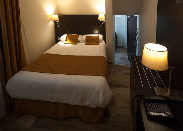 Imagen de la habitación del Hotel Central, Nimes. Foto 10