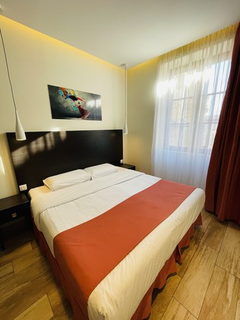 Imagen de la habitación del Hotel Central, Nimes. Foto 13