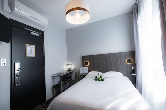 Imagen de la habitación del Hotel Central, POITIERS. Foto 7