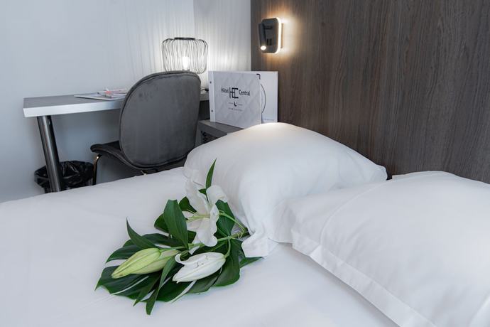 Imagen de la habitación del Hotel Central, POITIERS. Foto 14