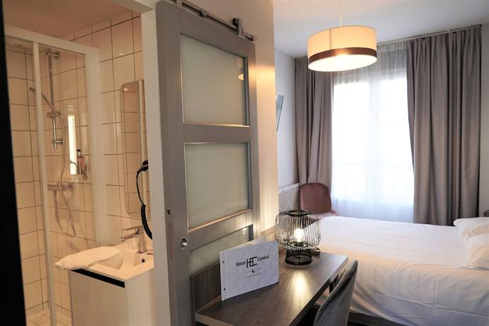 Imagen de la habitación del Hotel Central, POITIERS. Foto 17