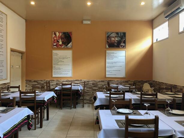 Imagen del bar/restaurante del Hotel Central, São Tomé. Foto 14