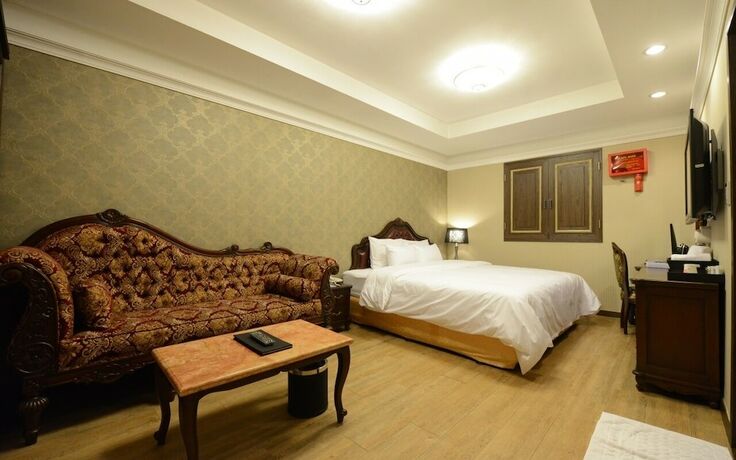 Imagen de la habitación del Hotel Central Tourist Hotel. Foto 13