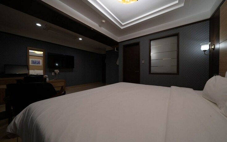 Imagen de la habitación del Hotel Central Tourist Hotel. Foto 16