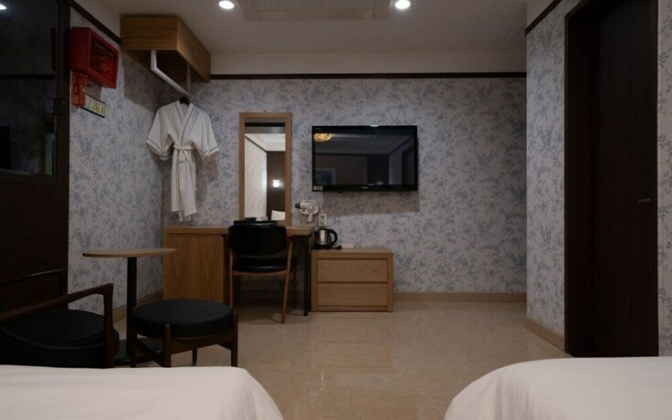 Imagen de la habitación del Hotel Central Tourist Hotel. Foto 17