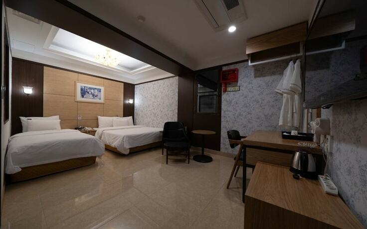 Imagen de la habitación del Hotel Central Tourist Hotel. Foto 18