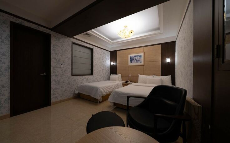 Imagen de la habitación del Hotel Central Tourist Hotel. Foto 20