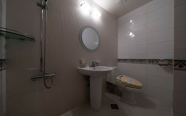 Imagen de la habitación del Hotel Central Tourist Hotel. Foto 23