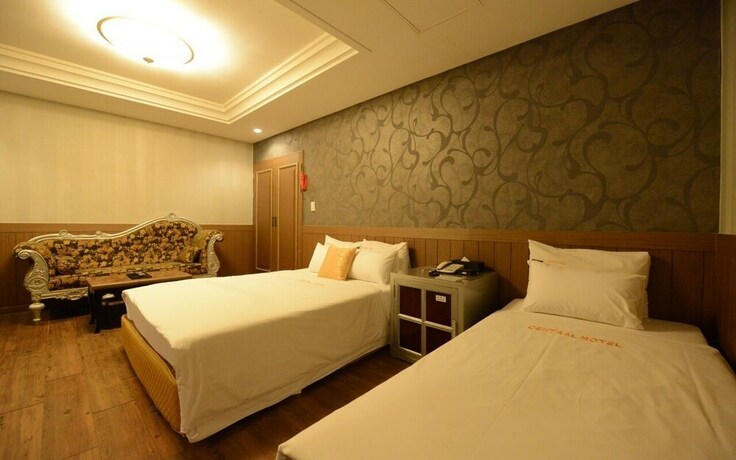 Imagen de la habitación del Hotel Central Tourist Hotel. Foto 25