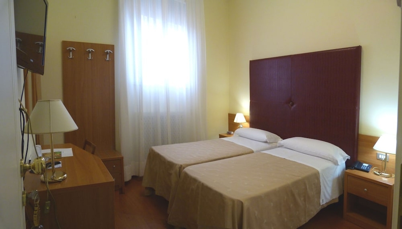 Imagen de la habitación del Hotel Centrale Byron. Foto 8