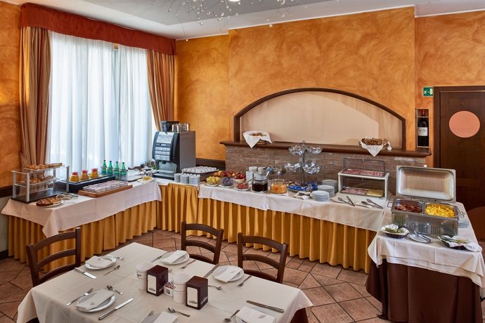 Imagen del bar/restaurante del Hotel Centrale, Cernobbio. Foto 9