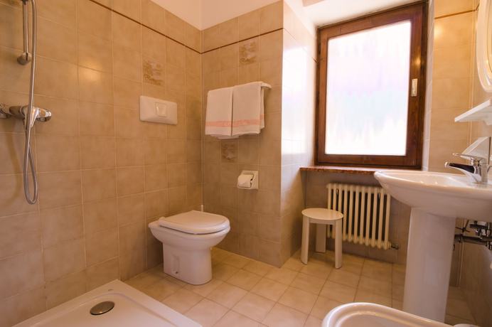 Imagen de la habitación del Hotel Centrale, Cordella. Foto 7