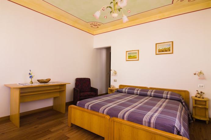 Imagen de la habitación del Hotel Centrale, Cordella. Foto 8