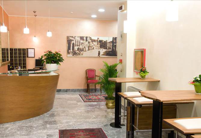Imagen de los interiores del Hotel Centrale, Este. Foto 19