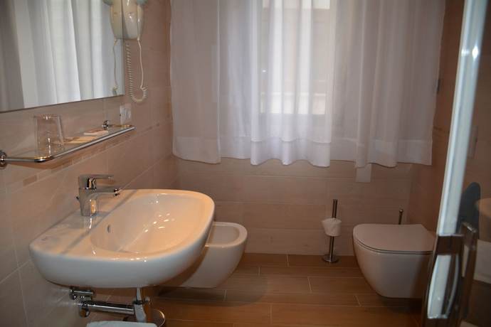 Imagen de la habitación del Hotel Centrale, Este. Foto 6