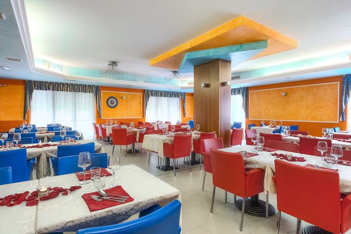 Imagen del bar/restaurante del Hotel Centrale Latisana - Pertegada. Foto 4