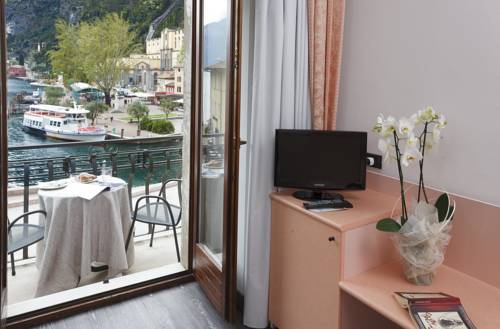 Imagen de la habitación del Hotel Centrale, Riva del Garda. Foto 9