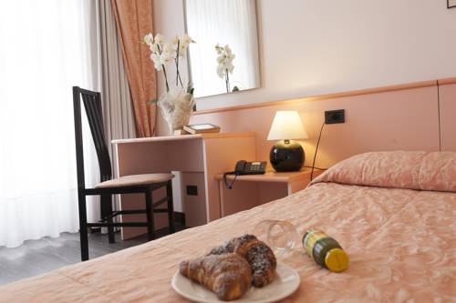 Imagen de la habitación del Hotel Centrale, Riva del Garda. Foto 11
