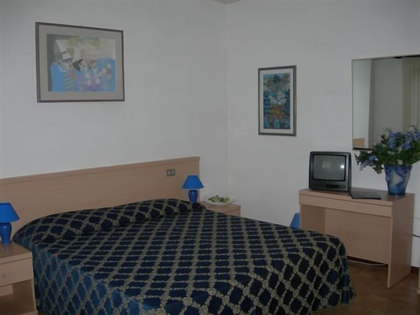 Imagen de la habitación del Hotel Centrale, San Zeno di Montagna. Foto 5