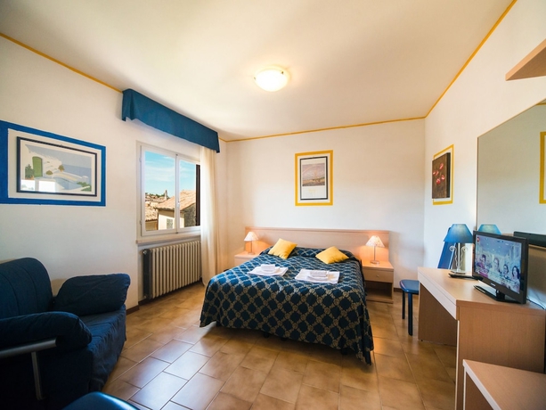 Imagen de la habitación del Hotel Centrale, San Zeno di Montagna. Foto 6