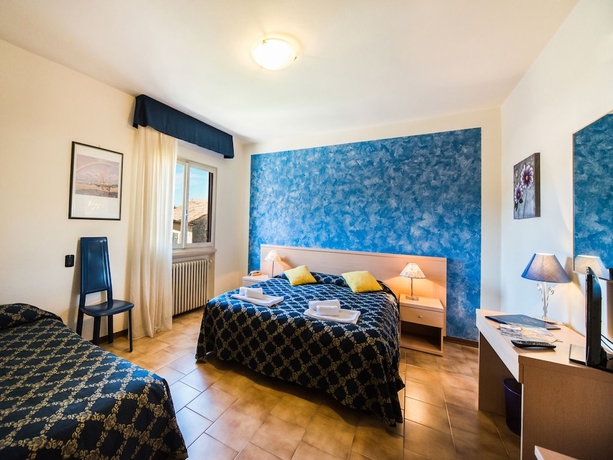 Imagen de la habitación del Hotel Centrale, San Zeno di Montagna. Foto 8