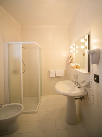 Imagen de la habitación del Hotel Centrale, San Zeno di Montagna. Foto 11