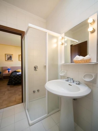 Imagen de la habitación del Hotel Centrale, San Zeno di Montagna. Foto 12